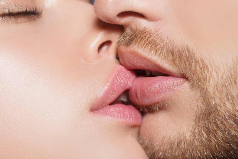Nằm Mơ Hôn Gái Đánh Con Gì Trúng Liên Tục?